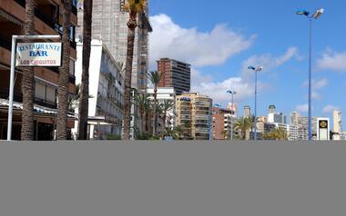 Benidorm asfaltará en la próxima semana la primera línea de La Cala y las calles Langreo y Calpe