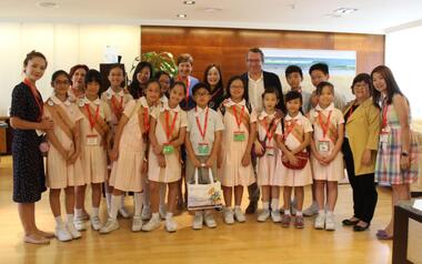 Toni Pérez recibe en alcaldía a una delegación del Colegio Creative Primary School de Hong Kong