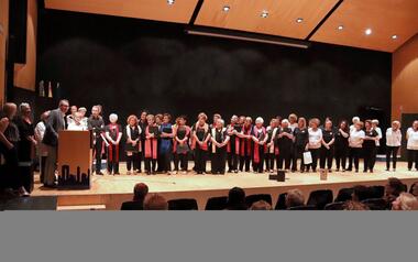 La Asociación Amas de Casa celebra el final de curso en el Salón de Actos con un Festival de música y danza