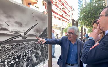 La calle Gambo, un museo al aire libre con ‘Génesis,’ de Sebastião Salgado