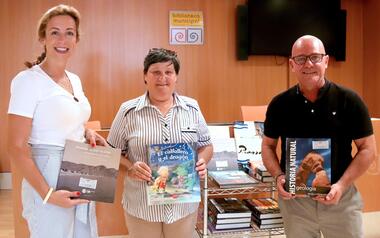 La Biblioteca Municipal dona el primer lote de libros a AFA y creará un punto de lectura en el ‘Pepa Esperanza’