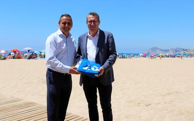 Benidorm recoge la Bandera Azul de sus tres playas
