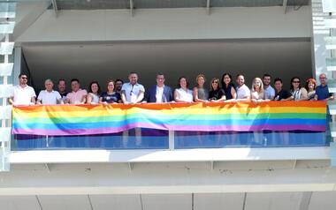 Despliegue de la bandera LGBTi en conmemoración del Día del Orgullo en el Ayuntamiento de Benidorm 