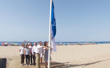 Benidorm luce ya en sus playas las nuevas banderas azules y Q de Calidad Turística 