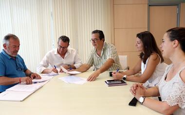 Firma del convenio de colaboración entre el Ayuntamiento y las APA 