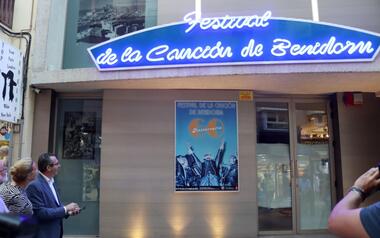 Un Festival de la Canción de Benidorm con luces de neón en el Boca del Calvari