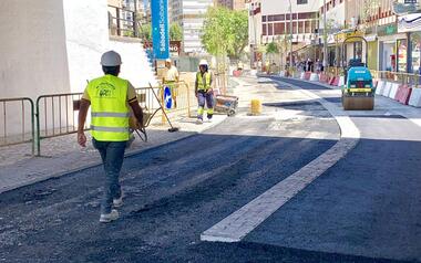 Benidorm inicia el asfaltado de la Plaza de la Hispanidad y calle Puente