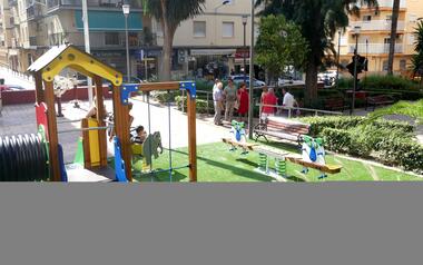 Nuevo parque infantil en la Plaza de España adaptado a la normativa europea en seguridad