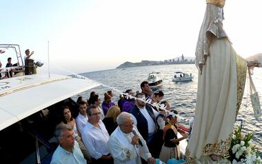 La Virgen del Carmen recorre la Bahía de Benidorm para ofrendar a los caídos en la mar