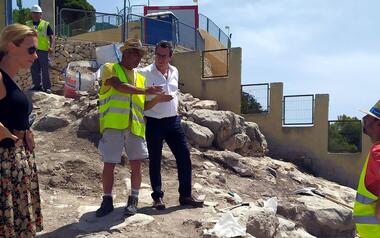 Las excavaciones en el Tossal afloran nuevas estructuras, un bastión, terrazas y edificaciones junto a la muralla
