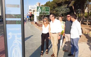 El alcalde recorre el Anillo Ciclista de Levante que cuenta con tótems con contador de tránsito de ciclistas