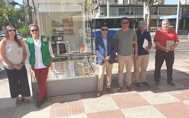 La ONCE estrena en Benidorm su nuevo modelo de quiosco, más accesible, ecológico y cercano al público