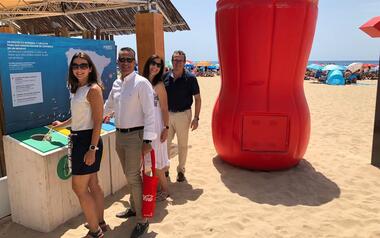 El proyecto ‘Mares Circulares’ de Coca-cola amarra en la playa de Levante de Benidorm