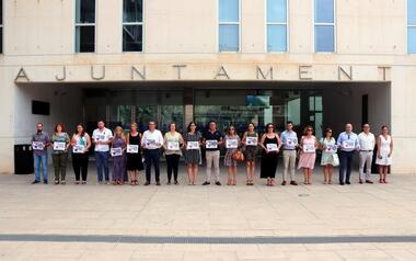 Benidorm muestra su protesta por la violencia machista con un nuevo minuto de silencio