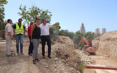 Benidorm inicia la construcción de la pasarela que generará un nuevo acceso al complejo escolar del Salt de l’Aigua 