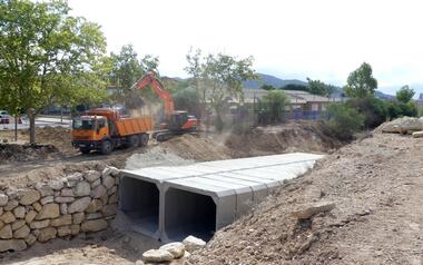 Avança la construcció del nou pont d'accés al complex escolar del Salt de l'Aigua
