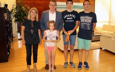 El alcalde de Benidorm recibe a los hermanos Rogel y muestra su satisfacción tras los logros obtenidos por ambos nadadores