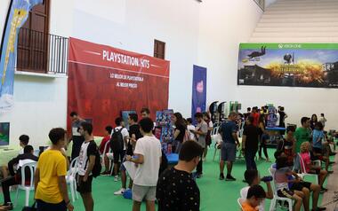 Game consoles and computers and high speed in the Youth Technological event