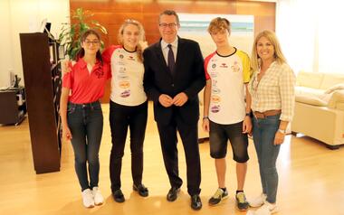 El alcalde Toni Pérez recibe a los palistas Pepe Casamayor, Ana Serralta y Paula Muñoz