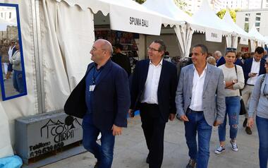 El alcalde inaugura la Feria Outlet que organiza AICO