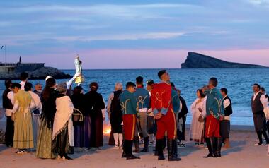 Un año más, la Mare de Déu del Sofratge es hallada entre cenizas en la playa de Benidorm