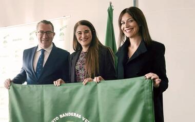Benidorm obtiene la Bandera Verde de Ecovidrio por recoger cerca de 1,3 toneladas de vidrio durante el verano 