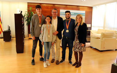 El alcalde de Benidorm recibe a los deportistas del Cable Ski Benidorm por su brillante actuación