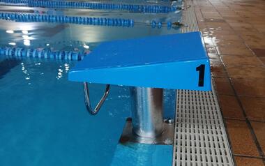 El PSOE denuncia que la instalación de una plataforma ha provocado fugas de agua de la piscina del Palau d’Esports 