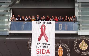 Benidorm despliega una gran pancarta para conmemorar el Día Mundial contra el SIDA