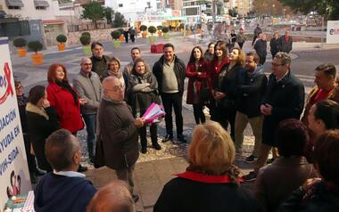 Un manifiesto y velas en memoria de las víctimas del SIDA para conmemorar el Día Mundial de la enfermedad