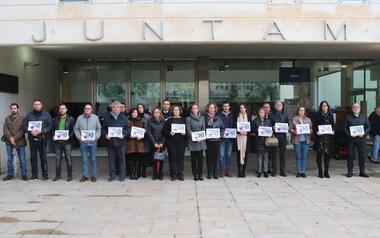 Benidorm muestra su repulsa a la violencia de género tras el asesinato de una mujer en El Prat del Llobregat