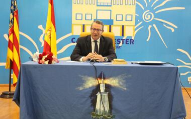 El alcalde comparte vivencias y gestión en una charla en “El Faro de Alejandría”