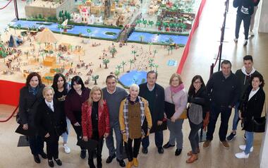 El jurado comienza sus visitas a los comercios participantes en el Concurso de Escaparatismo Navideño