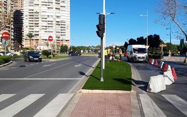 Benidorm mejora la imagen de los accesos a la ciudad instalando césped artificial en rotondas y medianas