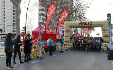 Centenares de corredores despiden el año participando en la San Silvestre