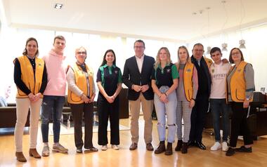 El alcalde recibe a dos niñas australianas que han pasado las Navidades en Benidorm 