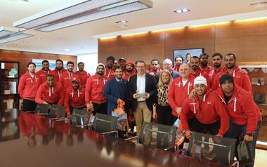 Toni Pérez recibe a la selección de Balonmano de Emiratos Árabes