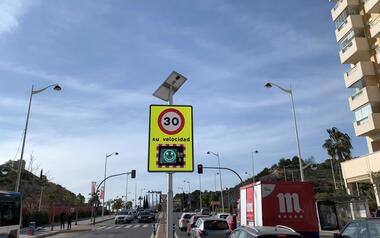 Movilidad instala un radar informativo en la avenida Vicente Pérez Devesa para que los vehículos moderen la velocidad