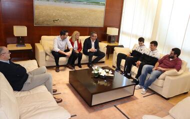 El alcalde recibe a los jugadores del Club Baloncesto Benidorm que han participado en los campeonatos de España de selecciones autonómicas