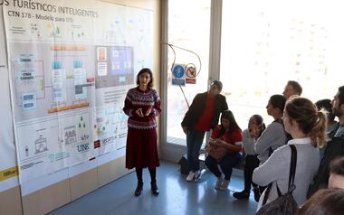 Alumnes del Màster Universitari en Direcció i Planificació del Turisme de la UV en la Smart Office DTI de Benidorm