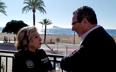 L'alcalde visita el rodatge de la pel·lícula "Nieva en Benidorm"