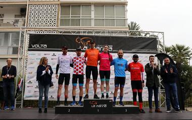 Cerca de 150 corredores participan en la 6ª etapa de La Volta Ciclista a La Marina, con salida y meta en Benidorm 