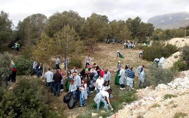 Medio Ambiente colabora con una limpieza en la zona de El Moralet organizada por Leroy Merlin 