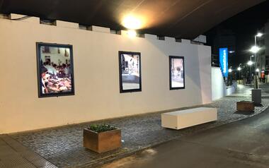 Benidorm crea una nueva zona expositiva con paneles retroiluminados en la calle Puente