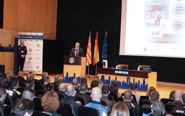 Policías de toda España y Europa participan en Benidorm en unas jornadas de unidades caninas