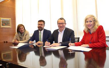 Renovado el convenio entre Ayuntamiento y Llorente Bus que bonifica a los usuarios del ‘Pepa Esperanza’