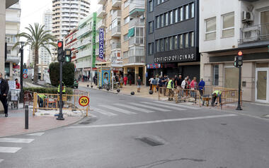 Benidorm instalará semáforos en el suelo del cruce de Ruzafa con Herrerías y Emilio Ortuño, uno de los más utilizados por los peatones