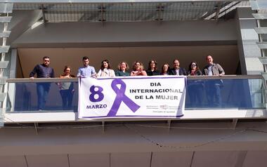 The banner on the balcony of the City Council announces the celebration of March 8 in Benidorm