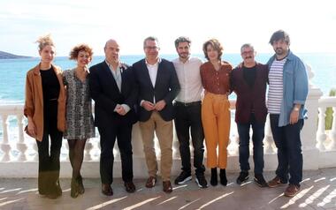 L'alcalde visita el rodatge de 'Benidorm', la sèrie de Plano a Plano i Atresmedia Televisión