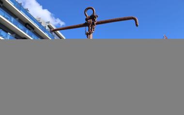 Benidorm completa estos días la urbanización de la plaza Doctor Fleming, incluida la reinstalación del ancla